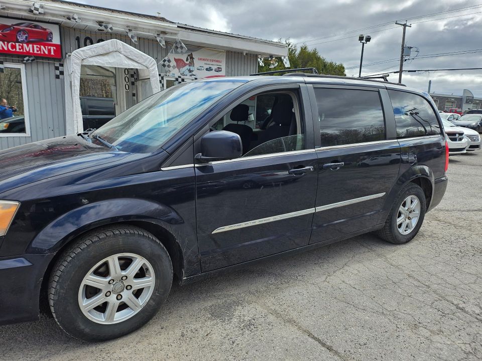 Chrysler Town & Country 2011 - Image 2